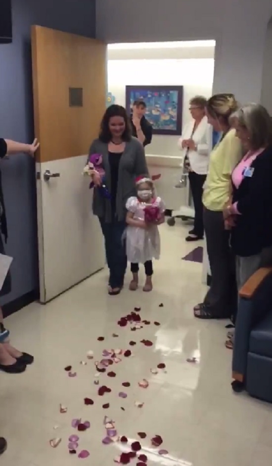 დედამ თავისი 4 წლის ქალიშვილი გაათხოვა - ეს ქორწილი დიდხანს არ დაავიწყდებათ mshoblebi