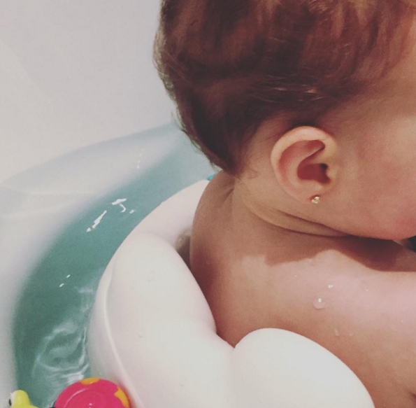 ქეთა თოფურიამ 8 თვის ქალიშვილს ყურები გაუხვრიტა (+ფოტო) mshoblebi