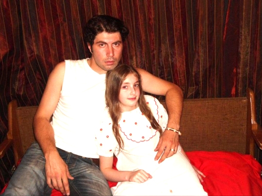 უამრავ გულშემატკივარს შორის, საქართველოში ევას მამა და ნახევარძმა ელოდებიან mshoblebi