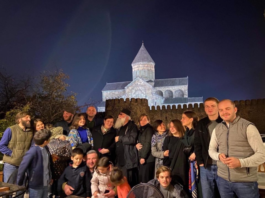 "სულ ვფიქრობ, რომ ამისთვის ღირდა ცხოვრება..." - 12 შვილის დედა და 11 შვილიშვილის ბებია, რომელიც მრავალშვილიან დედებზე ზრუნავს mshoblebi