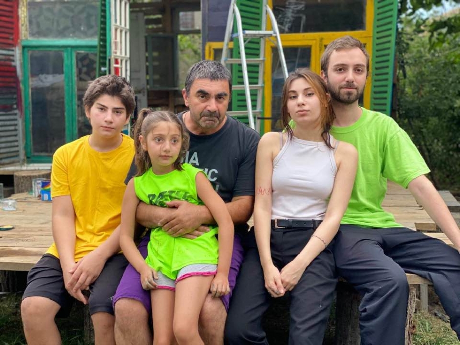 გიორგი ოვაშვილი "სიმშვიდის ქოხზე", რომელიც შვილებთან ერთად ააშენა - "ადამიანებს გაცილებით მეტი კომფორტი ელით ქალაქგარეთ" mshoblebi