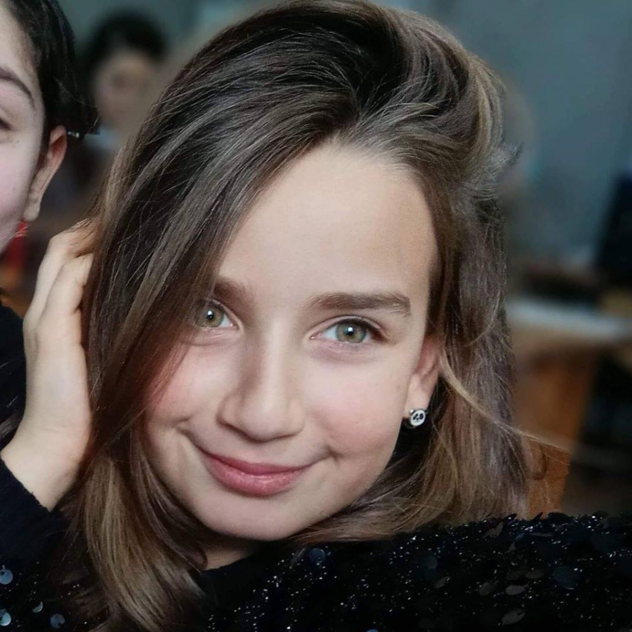 ვინ არის "კომედი შოუს" ყველაზე პატარა მსახიობი, რომელმაც უამრავ მაყურებელს შეაყვარა თავი mshoblebi