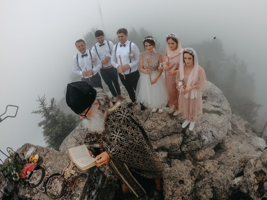"ჯაჭვებით ავდიოდით, ნისლი იყო, არაფერი ჩანდა" - ქართველი წყვილი, რომელმაც ზღვის დონიდან 1569 მეტრზე ცხრაჯვარზე დაიწერა ჯვარი mshoblebi