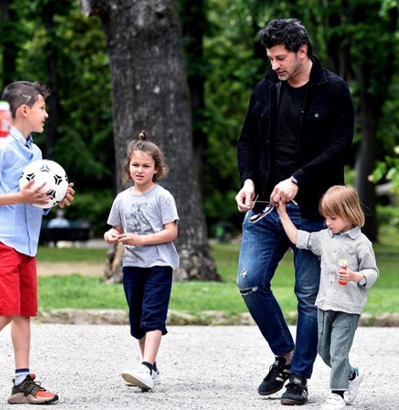 როგორ ატარებენ ზაფხულის ცხელ დღეებს თბილისის მერი და მისი ოჯახის წევრები mshoblebi