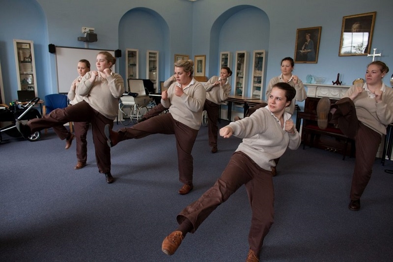 აი, რატომ არის საშინელება სამეფო კარის ძიძობა mshoblebi