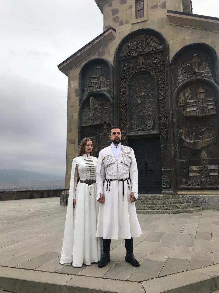 ქართველი ბიჭისა და ჩერქეზი გოგოს სიყვარულის ისტორია და ფოტოები საოცარი ქორწილიდან - სიყვარულის გამო შეცვლილი სარწმუნოება mshoblebi