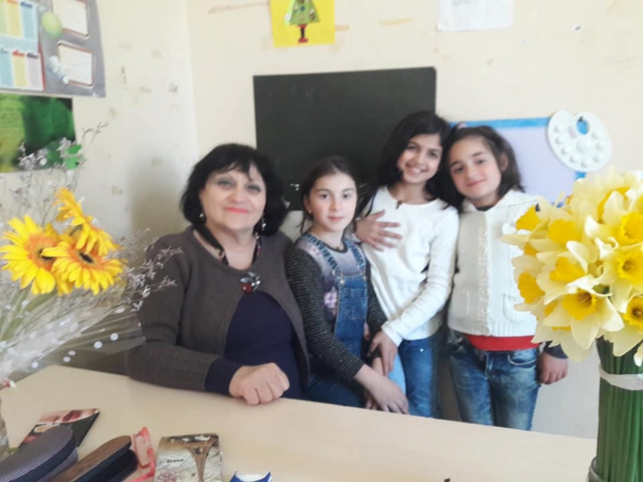 "მთავარია, ადამიანი გაზარდო, სხვას როგორმე მოვაგვარებთ" - 67 წლის პედაგოგი, რომელიც სოციალურად დაუცველ ბავშვებს "გულს ჩუქნის" mshoblebi