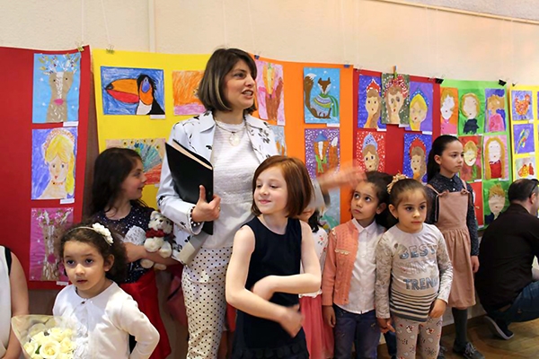 "2 წლის ბავშვს სჭირდება უნარებისა და ტვინის ცენტრების განვითარება, რომ უფრო სწრაფად ისწავლოს წერა-კითხვა" - საბავშვო ხელოვნების სტუდიის საქმიანობა mshoblebi