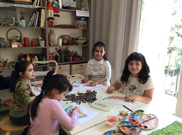 "2 წლის ბავშვს სჭირდება უნარებისა და ტვინის ცენტრების განვითარება, რომ უფრო სწრაფად ისწავლოს წერა-კითხვა" - საბავშვო ხელოვნების სტუდიის საქმიანობა mshoblebi