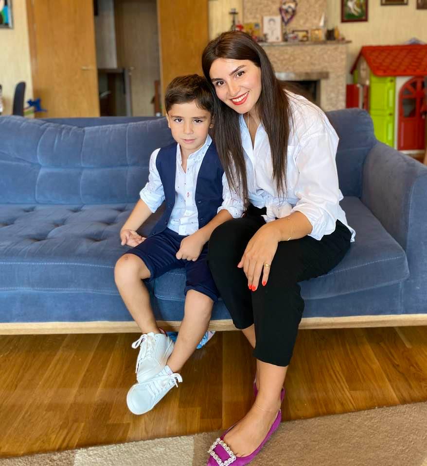 პირველკლასელების ფოტოსესია ცარიელ კლასებში და ოჯახის წევრებთან ერთად - "უნდა ვასწავლოთ მათ ასე ცხოვრება, რადგან არ ვიცით, როდის დასრულდება ეს ყველაფერი" mshoblebi