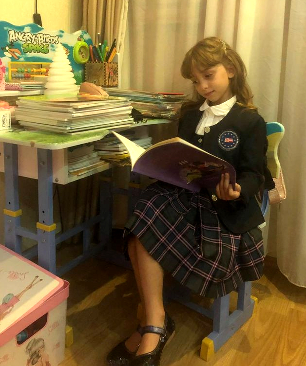 პირველკლასელების ფოტოსესია ცარიელ კლასებში და ოჯახის წევრებთან ერთად - "უნდა ვასწავლოთ მათ ასე ცხოვრება, რადგან არ ვიცით, როდის დასრულდება ეს ყველაფერი" mshoblebi
