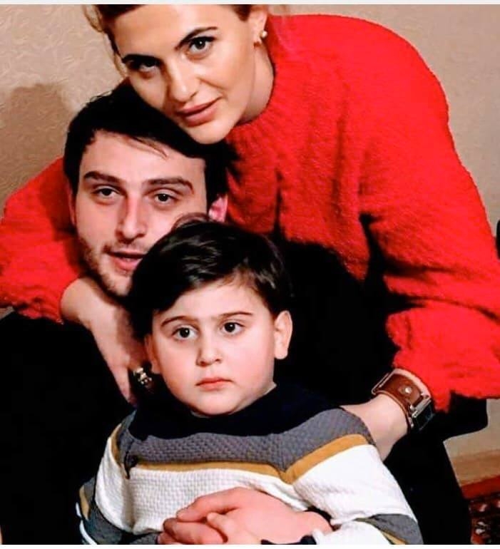 როცა მშობლები ექიმები არიან და შვილს ჩახუტება ენატრება - ექიმი მამისა და შვილის შეხვედრა, რომელსაც ინტერნეტში დიდი გამოხმაურება მოჰყვა mshoblebi