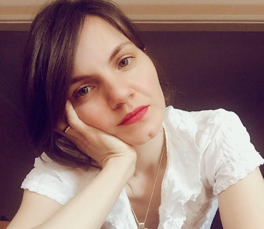 პირველკლასელების ფოტოსესია ცარიელ კლასებში და ოჯახის წევრებთან ერთად - "უნდა ვასწავლოთ მათ ასე ცხოვრება, რადგან არ ვიცით, როდის დასრულდება ეს ყველაფერი" mshoblebi