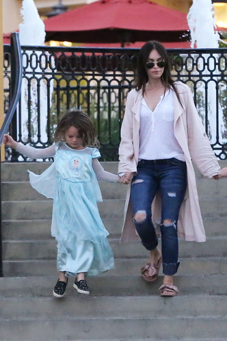 რატომ აცმევს მეგან ფოქსი სამივე ვაჟს გოგონებივით - ცნობილი მსახიობის განმარტება mshoblebi