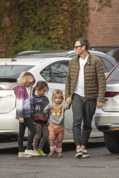 რატომ აცმევს მეგან ფოქსი სამივე ვაჟს გოგონებივით - ცნობილი მსახიობის განმარტება mshoblebi