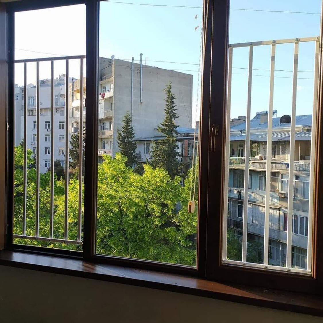 ბარიერები, რომლებიც ბავშვებს ფანჯრიდან გადავარდნისგან იცავს და მისი უპირატესობები ტრადიციულ გისოსებთან შედარებით mshoblebi