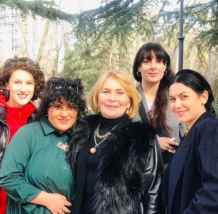 „მთავარია, სიყვარული, ბავშვებთან ურთიერთობა, მათი მოსმენა და ყველაფერი მაინცდამაინც ბროკოლის კრემ-სუპის ჭამით არ წყდება“ - რას ფიქრობს იდეალურ დედებზე ორი შვილის დედა იაკო ჭილაია? mshoblebi