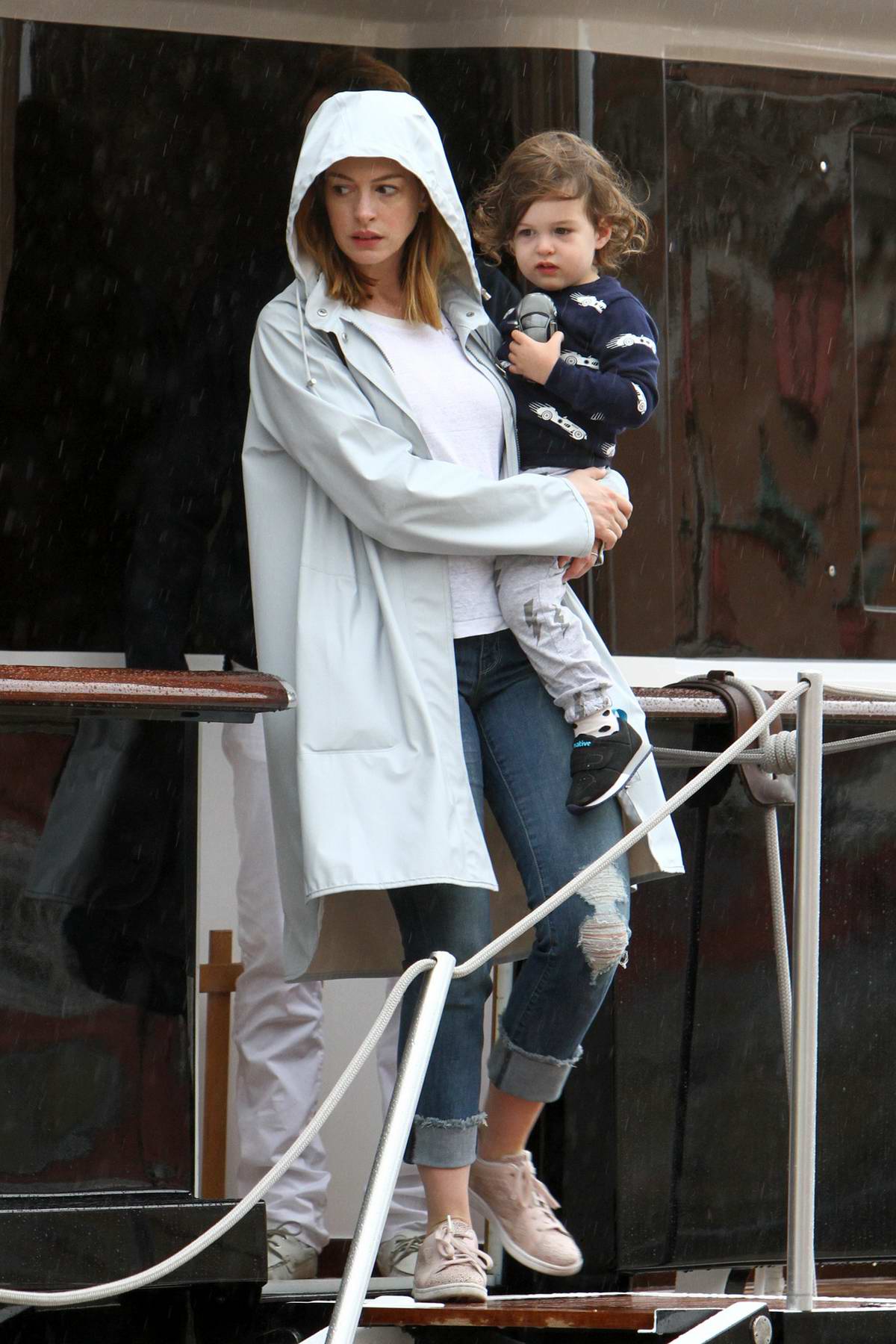 anne-hathaway-and-husband-adam-shulman-steps-out-in-the-rain-with-their-son-in-venice-italy-010918-4-1681407340.jpg