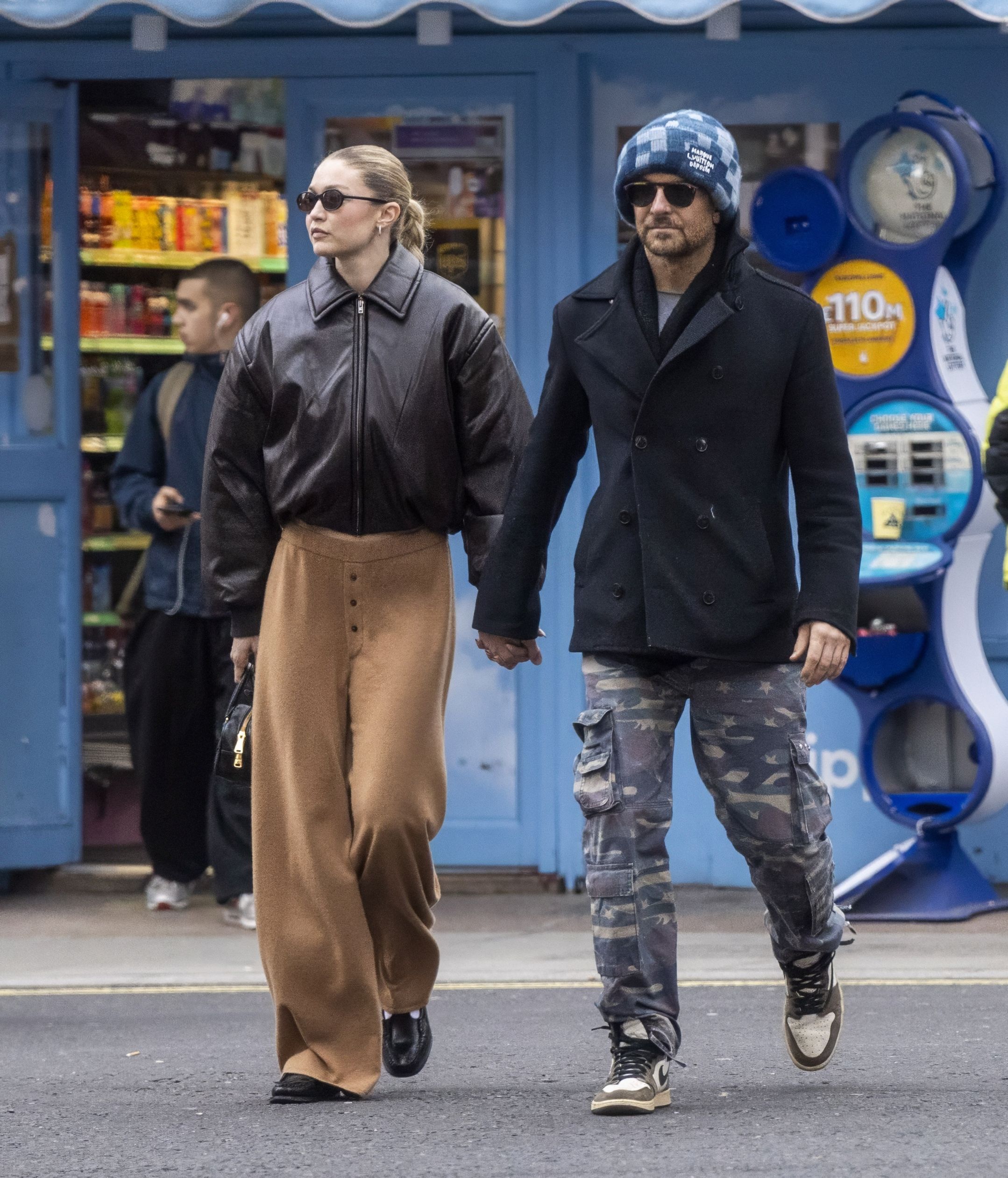 gigi-hadid-bradley-cooper-goffphotos-300-65b4220af0b81-1711369687.jpeg