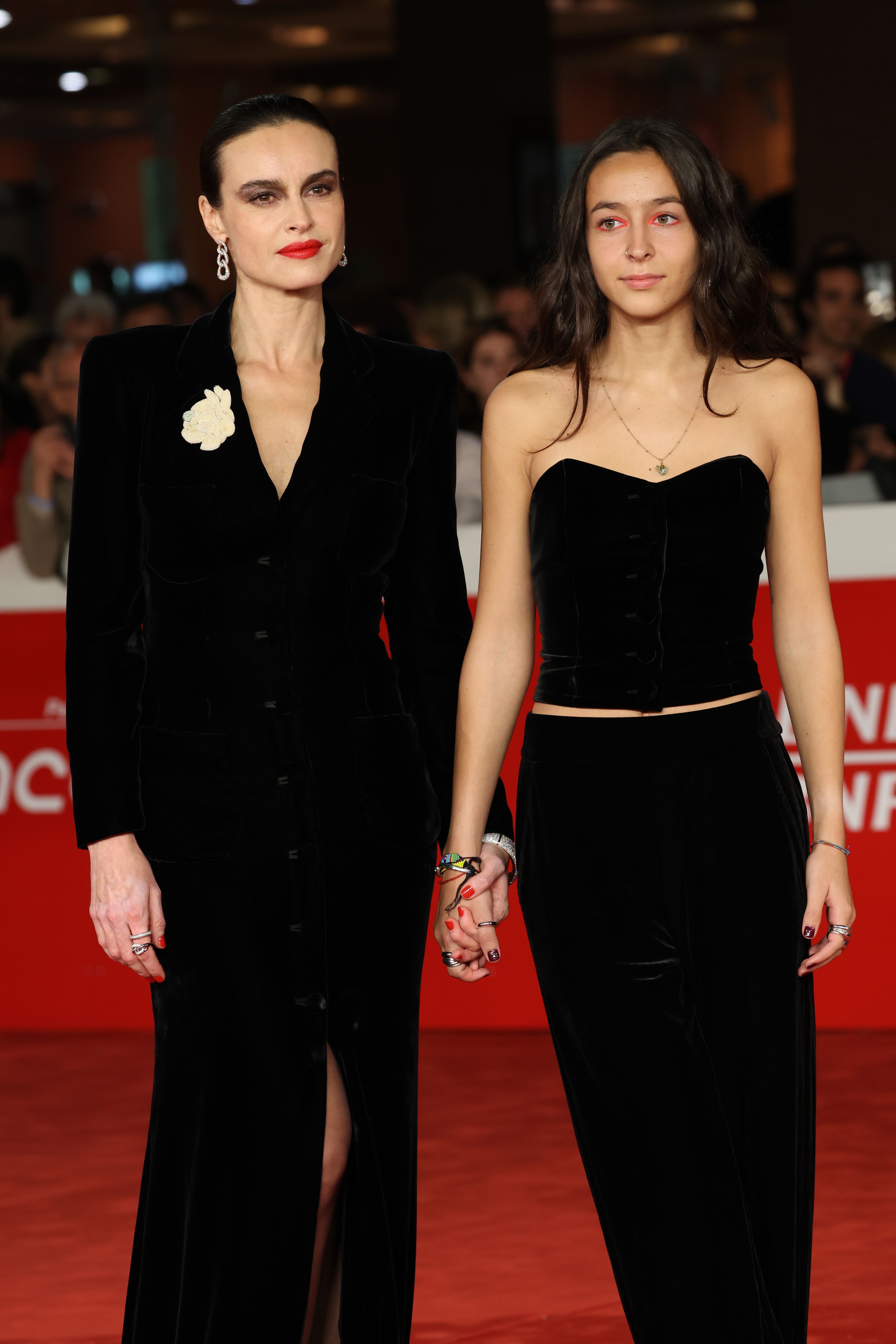 kasia-smutniak-e-la-figlia-sophie-taricone-sempre-piu-uguali-sul-red-carpet-del-film-colibri-1665703090-1725564064.jpg