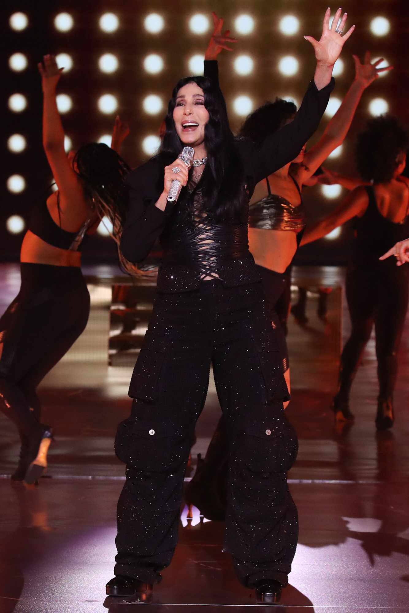 cher-victorias-secrets-fashion-show-101524-3-d97095946b9045dd93c32cd8d1274695-1729245304.jpg