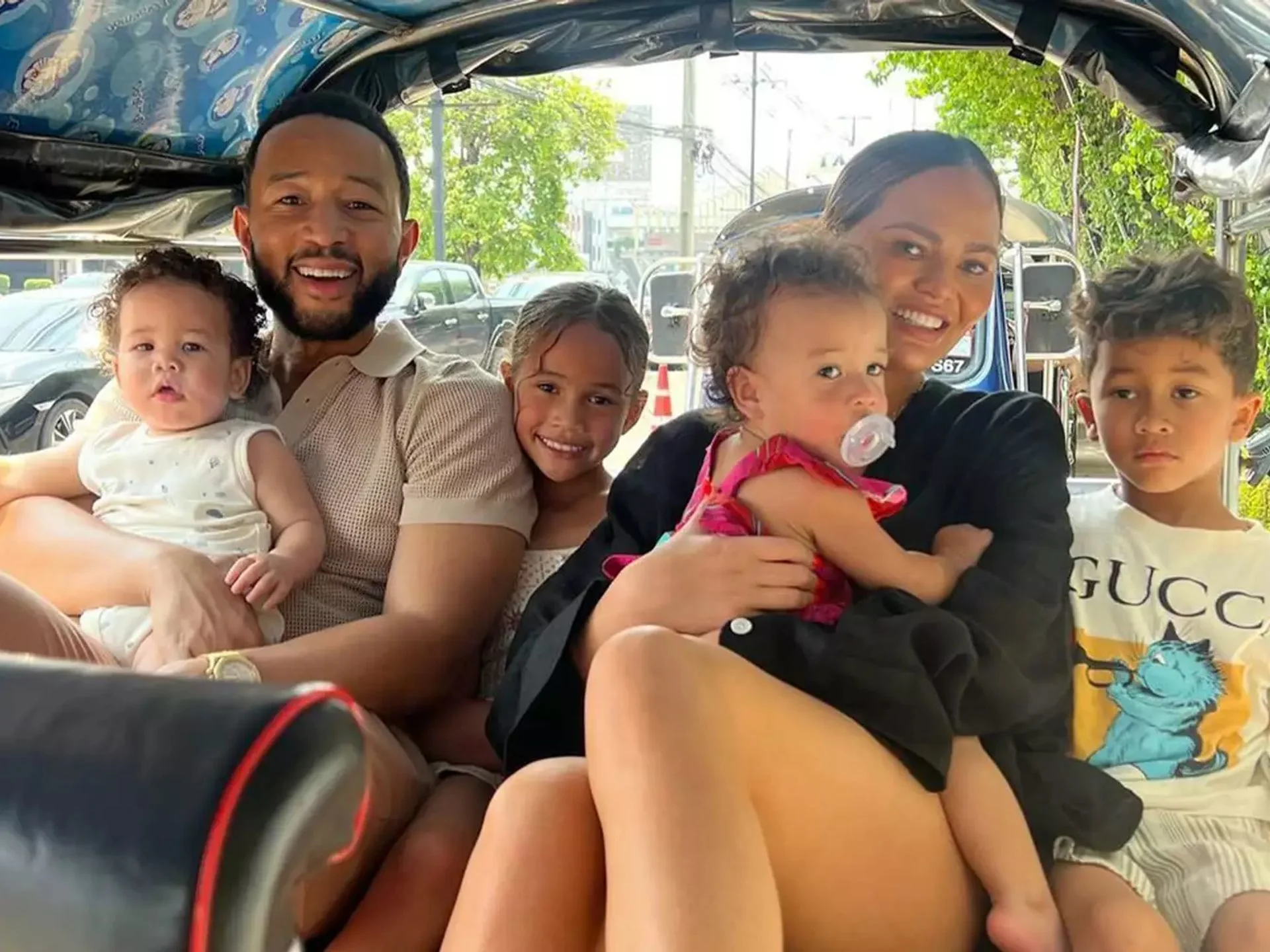 b9b2811b202f-chrissy-teigen-john-legend-instagram-thailand-0402242412-e42a070e66b04ff0ac774b-1739251062.jpg.webp