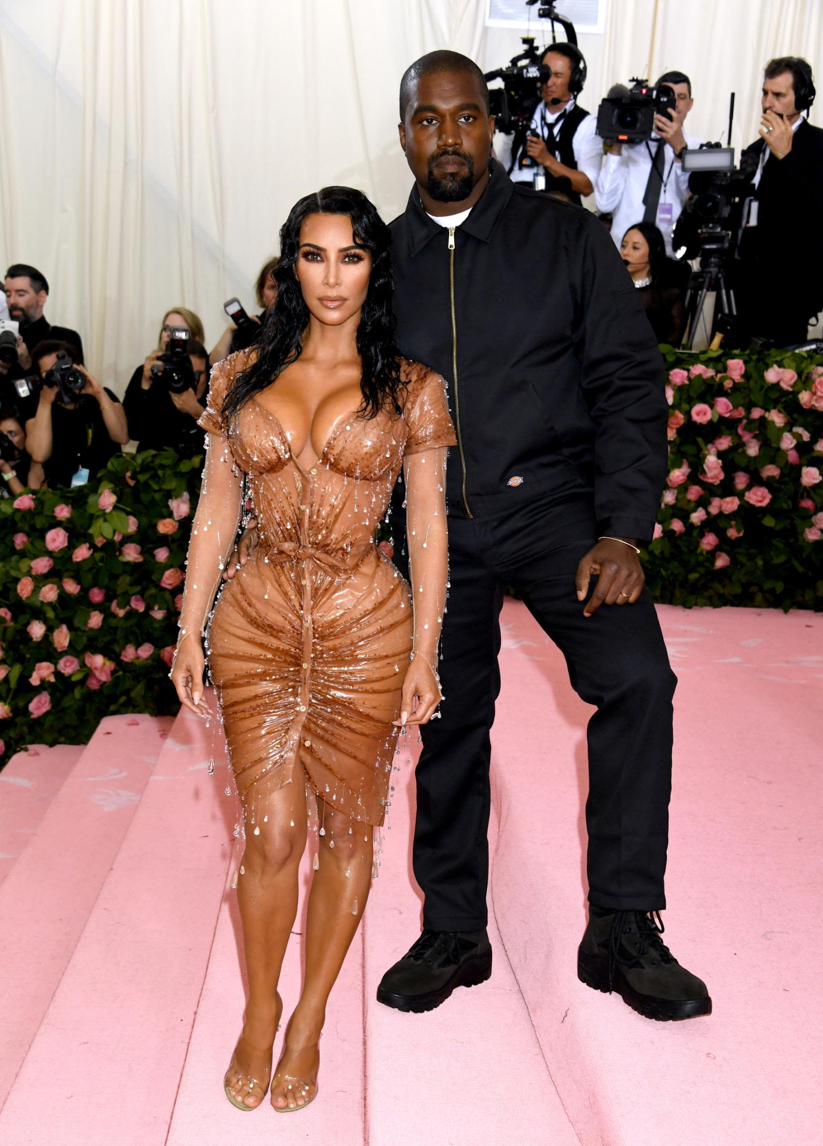 211208042658-restricted-kim-kardashian-kanye-west-2019-1741370908.jpg