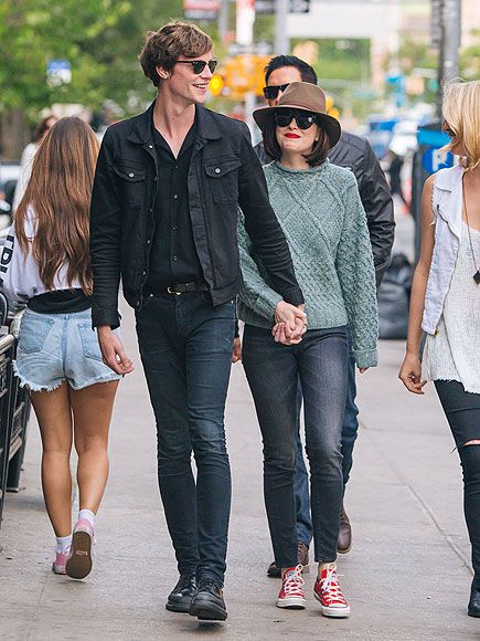 dakota-johnson-435-26-8f6fb061ec0643daac89c5fba922dcb2-1750935984.jpg