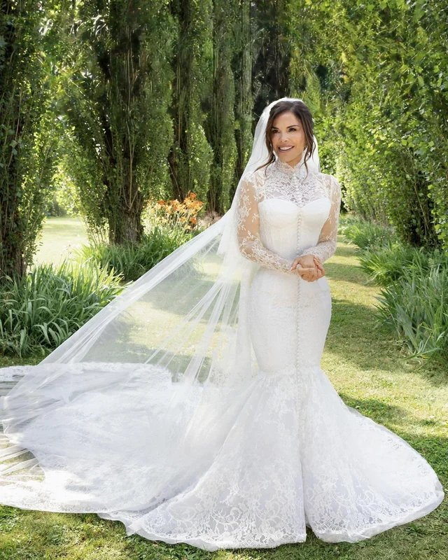 lauren-sanchez-in-a-custom-dolce-gabbana-lace-gown-inspired-v0-yipwjjmtuw9f1-1751311865.webp