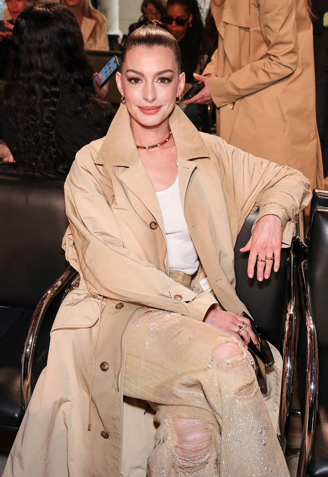 anne-hathaway-at-the-ralph-lauren-fw25-show-in-new-york-v0-knj5uoce7gve1-1751960478.webp